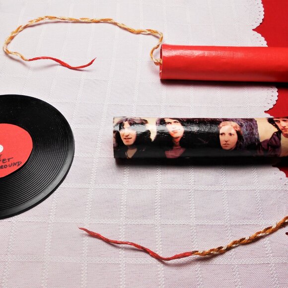 Portable and artistic belt made of cardboard dynamite sticks and posters - Picture 6 of 16